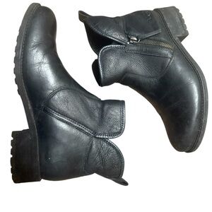 UGG 8 furry lined GUC Women's Black Leather Ankle Boots